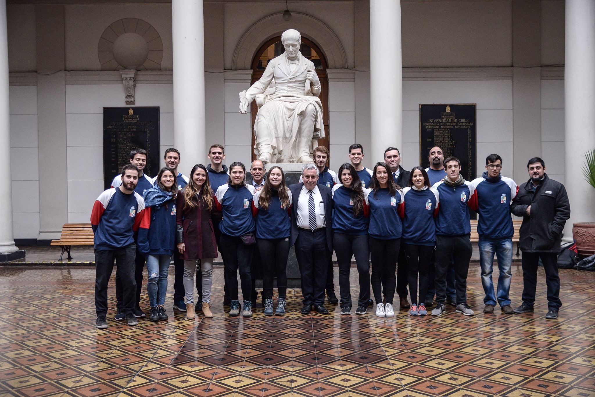 Rector Ennio Vivaldi se reúne con deportistas de la U. de Chile que representarán al país en competencias internacionales.