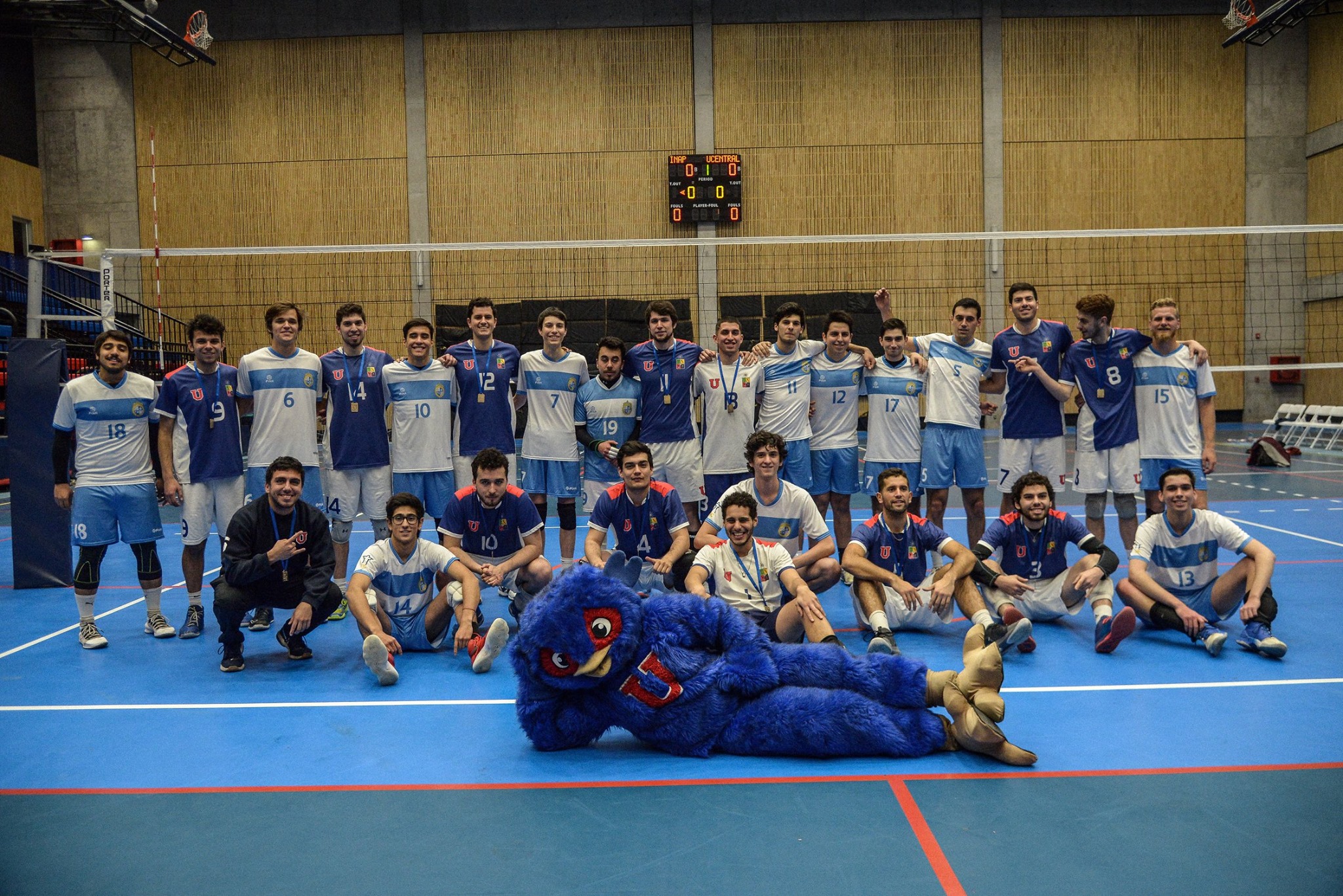 Copa Universus U. de Chile comenzó con el pie derecho tras vencer a la UC en el vóleibol Copa Universus U. de Chile comenzó con el pie derecho tras vencer a la UC en el vóleibol