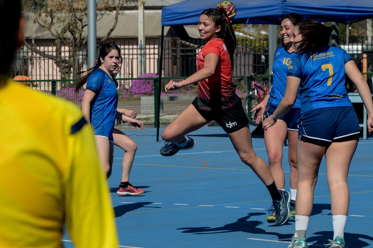 Balonmano: Medicina hombres triunfa en su primer duelo y Derecho mujeres busca el bicampeonato