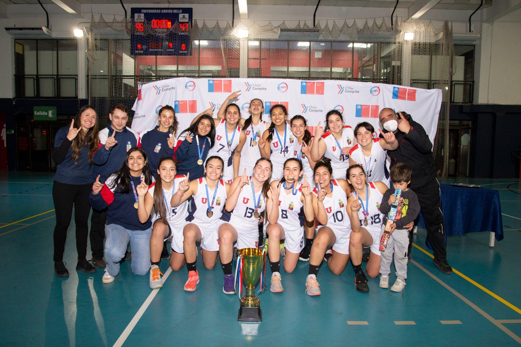 Selección de basquetbol mujeres se queda con la copa del torneo metropolitano de apertura