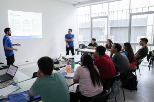 Profesores de educación física participan en curso de desarrollo profesional sobre vóleibol en la U. de Chile