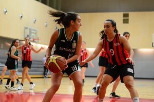 FEN, Ingeniería y Derecho destacaron en inicio de Interfacultades de básquetbol mujeres