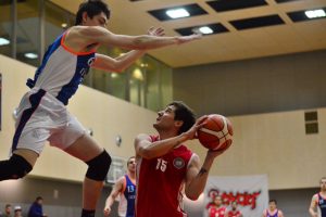 Triunfos de Derecho, FCFM y FEN destacan en primera jornada del básquetbol en los JOE