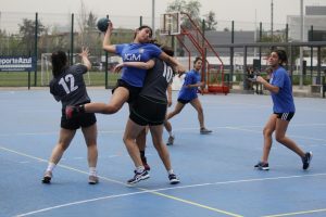 Balonmano mujeres: Ciencias Químicas y Derecho clasifican como líderes a semifinales de los JOE