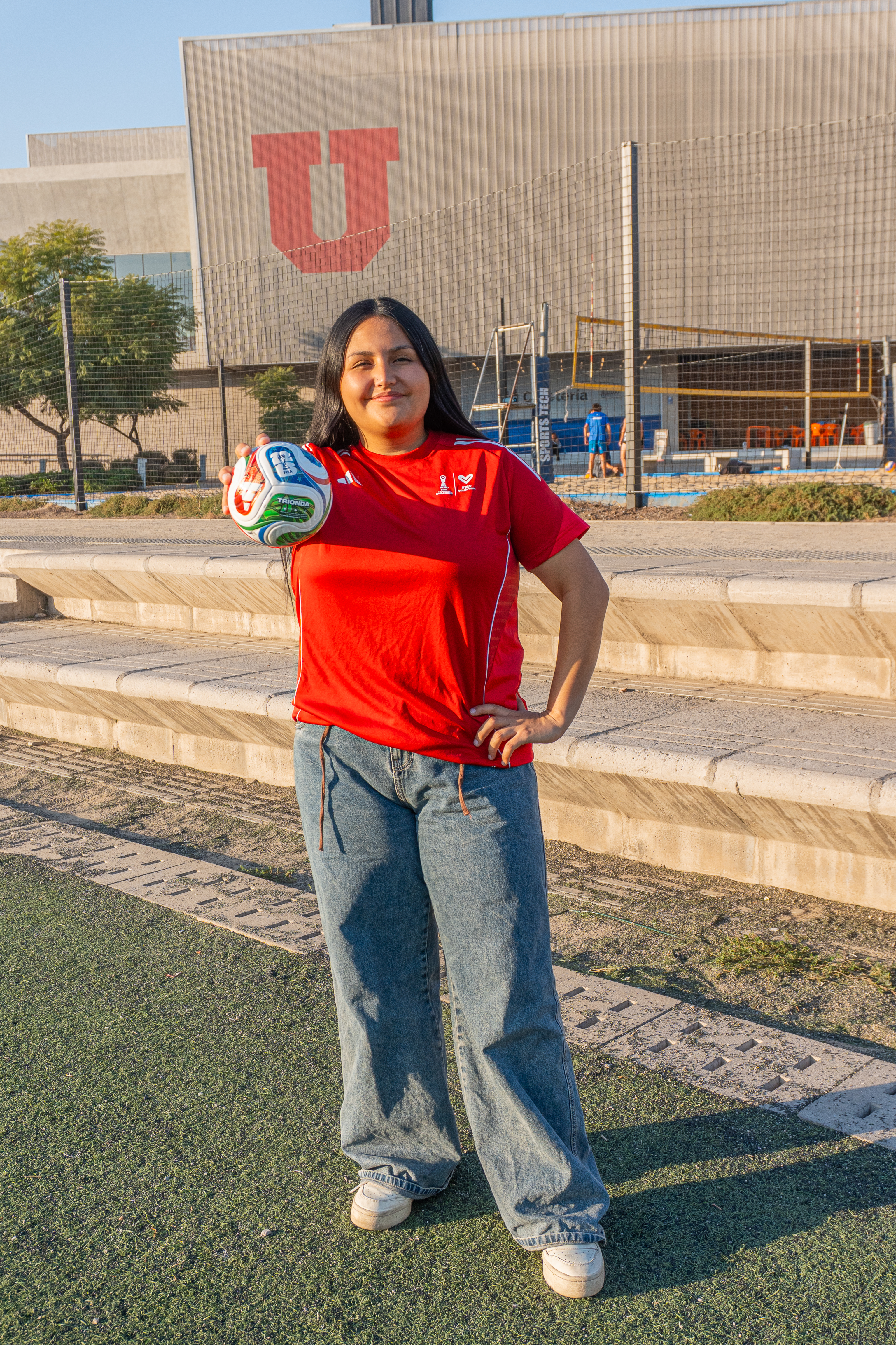 Estudiante U. de Chile será voluntaria en Mundial de Fútbol 2026
