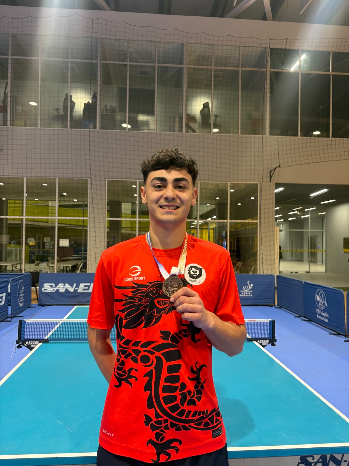 El estudiante U. de Chile Juan Penna se consagra campeón nacional de para tenis de mesa