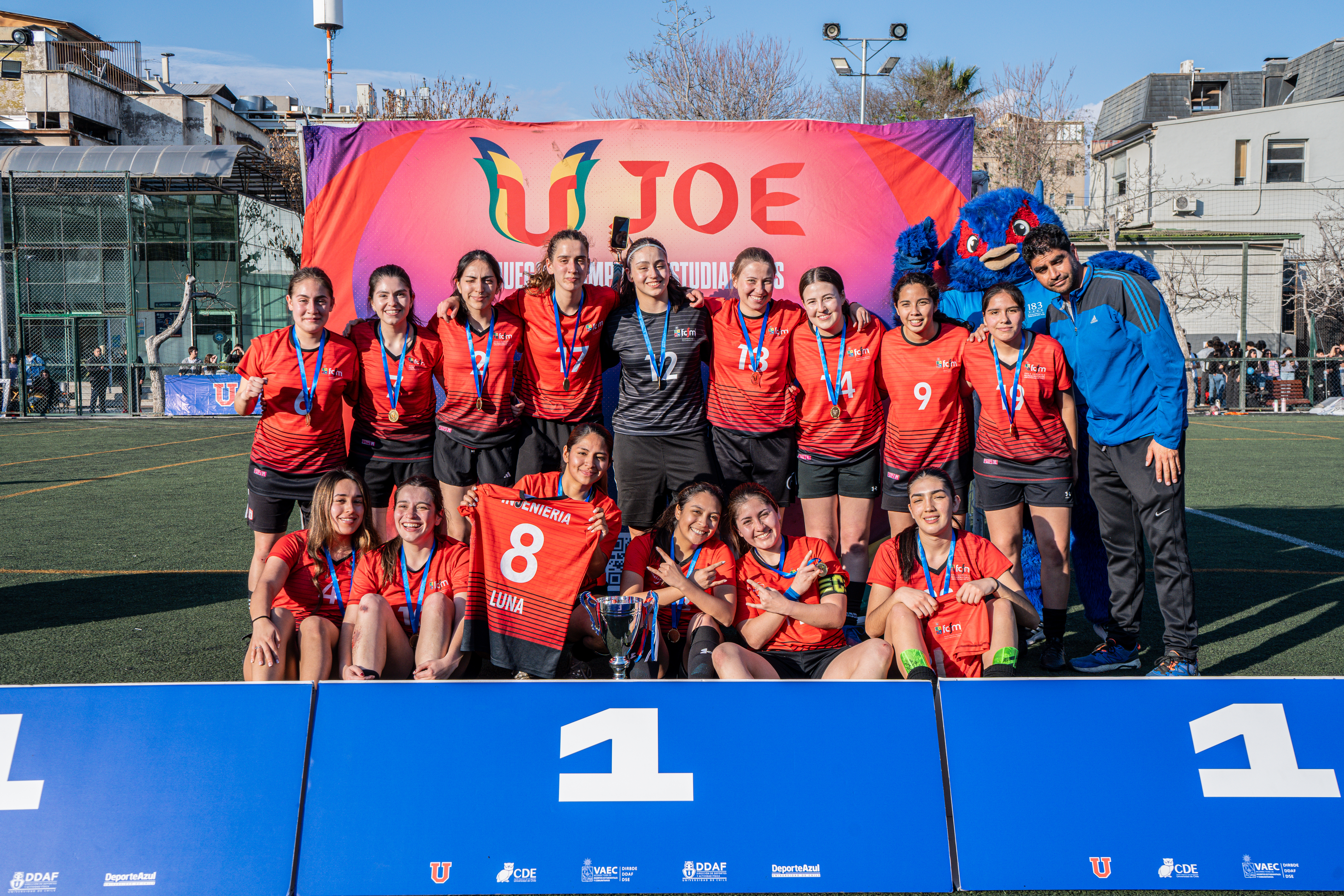 JOE 2026: FCFM alza la copa en ajedrez y futbolito